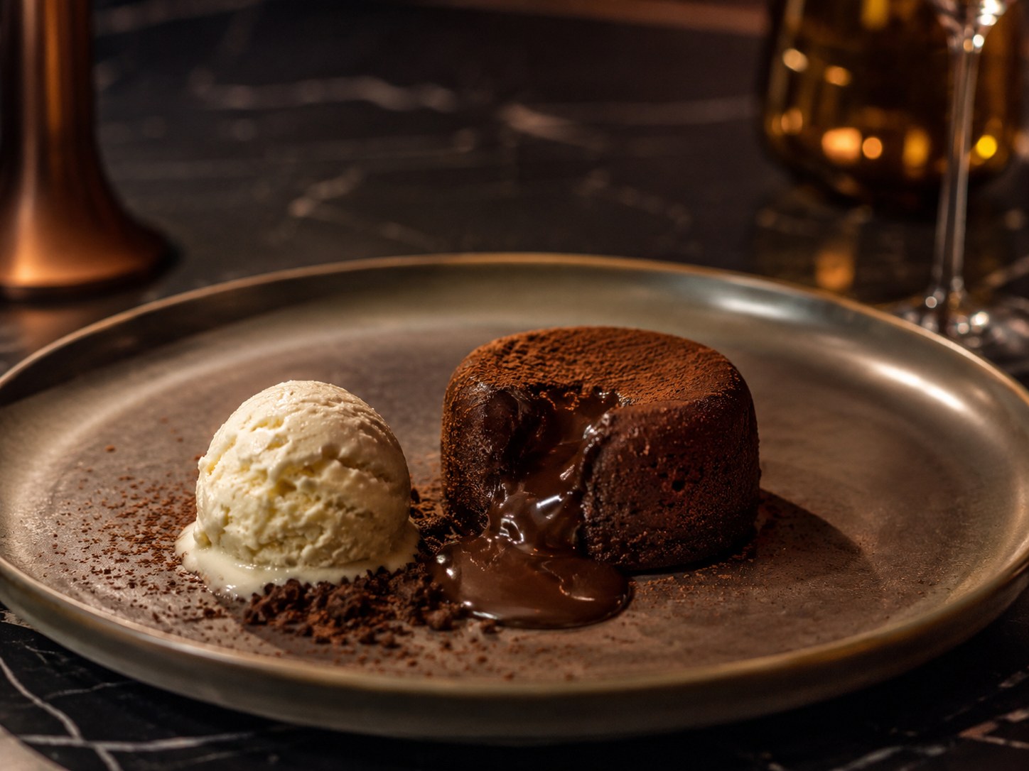Postre volcán de chocolate servido en mesa